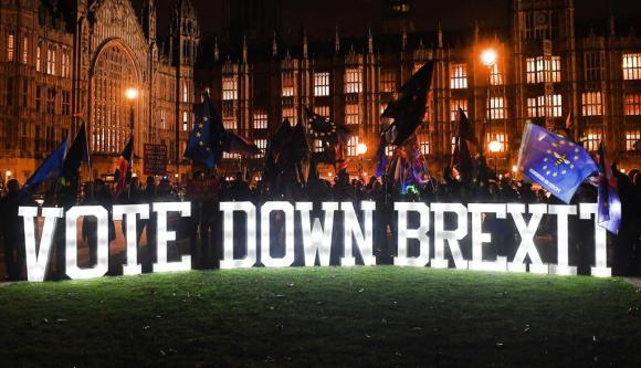 Manifestazione a favore dell Ue davanti al parlamento con la scritta Vote down Brexit