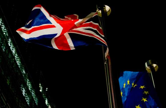 La bandiera britannica sventola nella notte davanti al quartiere generale dell Ue