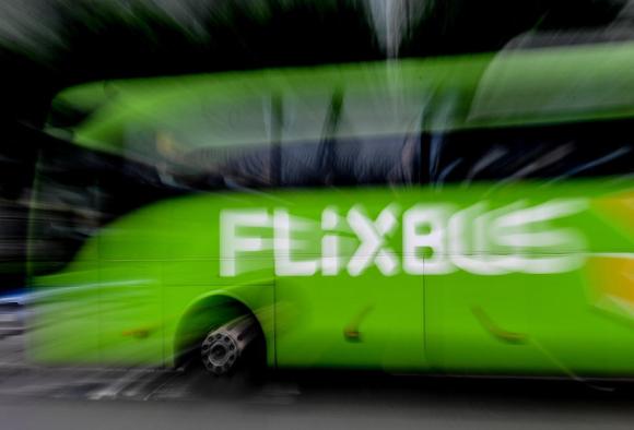 Un immagine sfuocata di un bus della Flixbus