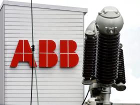 logo ABB con un trasformatore elettrico in primo piano