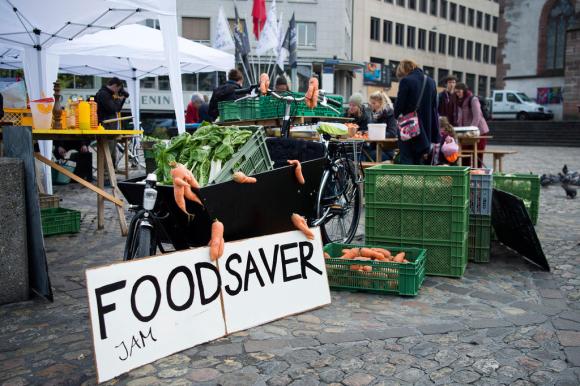 mercato di Basilea. Casse di verdure dove potersi servire gratuitamente. Altrimenti queste verdure sarebbe gettate via