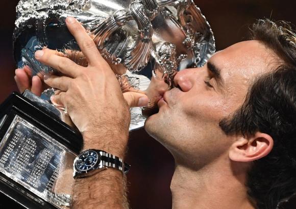 Roger Federer bacia una coppa