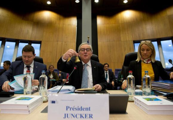 Jean Claude Juncker al suo posto nell aula della Commissione Ue suona una campanella; accanto a lui 2 commissari