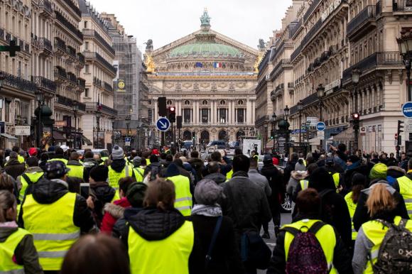 Manifestanti davanti all opera di Parigi