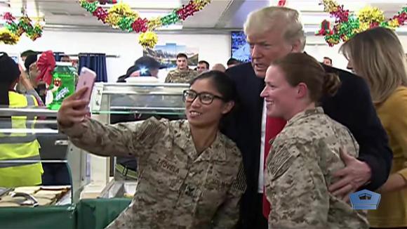 Selfie di Trump con due soldatesse nella base USA di Al Assad in Iraq