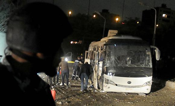 Il bus colpito da un esplosione a Giza