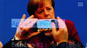 Ritratto a forte contrasto di Angela Merkel; in trasparenza, scritti con carattere da computer, il suo nome e un indirizzo mail