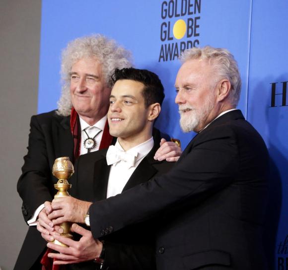 May, Taylor e Malek tengono il globe vinto dall attore.
