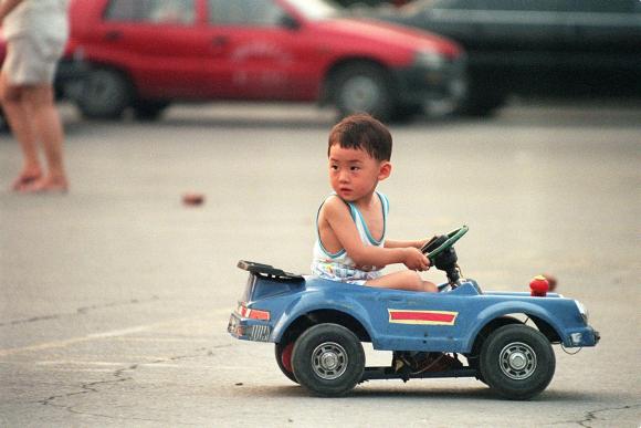 un bambino su una automobile giocattolo