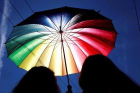 ombrello con i colori dell arcobaleno