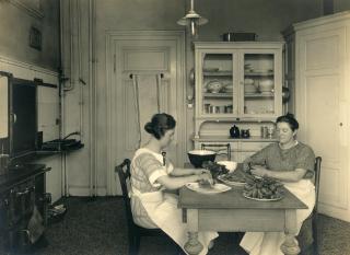 due donne al tavolo tagliano della verdura