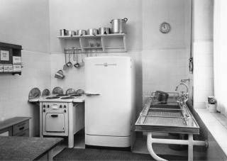 dentra una cucina in un immagine in bianco e nero