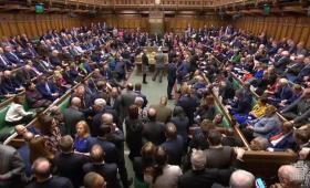 Vista generale della Camera dei Comuni britannica, tutti i posti sono occupati