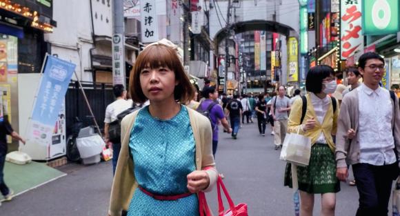 L artista Rokudenashiko mentre cammina per strada a Tokyo