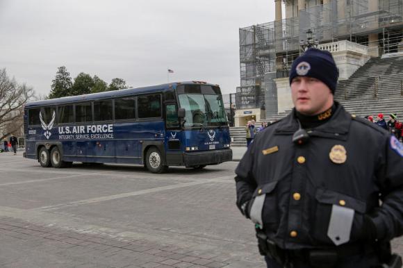 Il bus su cui dovevano salire i parlamentari fermo davanti al Campidoglio a Washington
