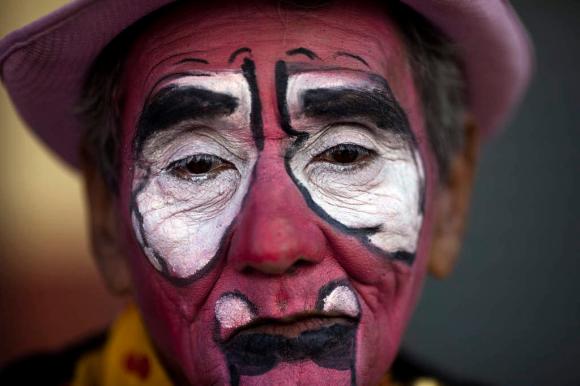 Il volto pitturato di un clown