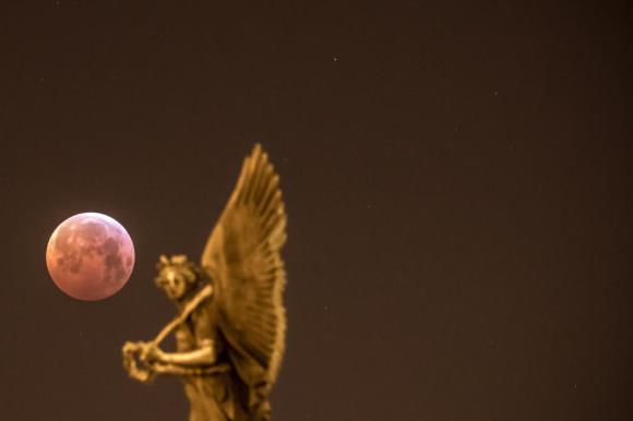 La luna rossa catturata in una foto nel cielo sopra Praga