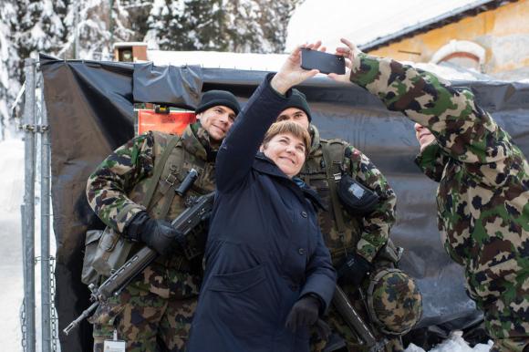 La Consigliera federale Amherd mentre si concede per i selfie con tre militari dell esercito.