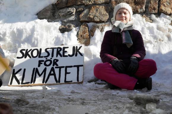 La giovanissima militante ecologista Greta Thunberg manifesta a Davos.