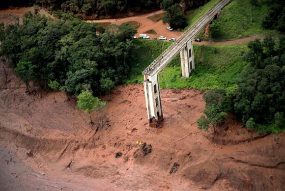 Un ponte distrutto dalla furia delle acque