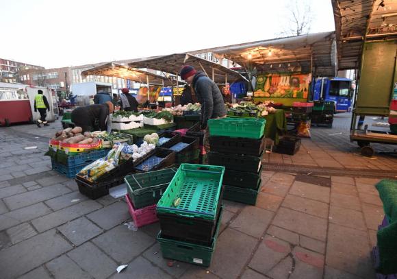 Il mercato di Lewisham a Londra: cassette della frutta e della verdura vuote.