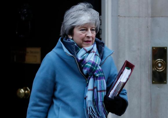 La premier Theresa May lascia il 10 Downing Street