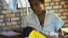 Immagine di una donna con in braccio un bambino con tipica grana tipo cassetta VHS anni 80
