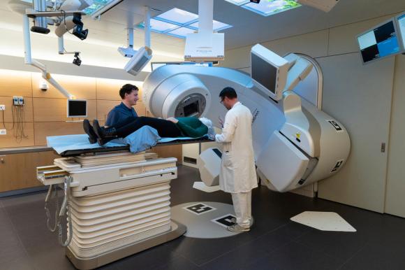 Un medico e un tecnico con un paziente alle prese con il macchinario per la radioterapia