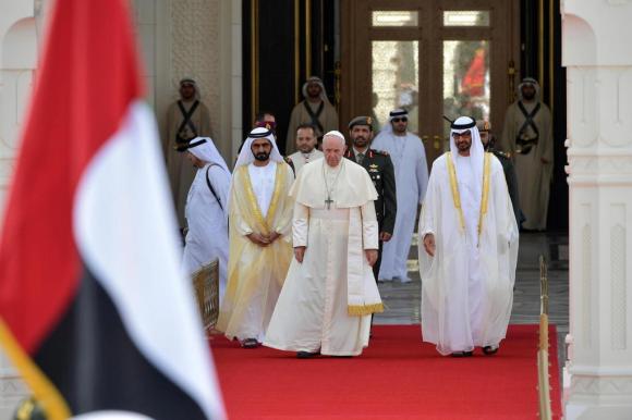 Papa Francesco durante la cerimonia di benvenuto davanti al palazzo reale di Abu Dhabi