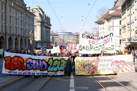 Manifestanti sfilano a Berna