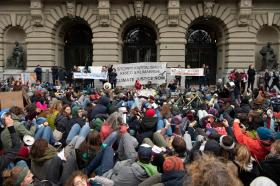 Manifestanti seduti davanti a Palazzo federale a Berna
