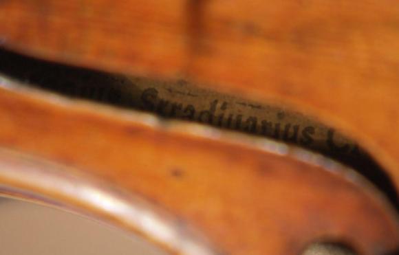 Scritta stradivarius all interno di un violino