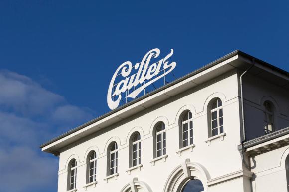 Il logo Cailler sopra l edificio dello stabilimento di produzione.