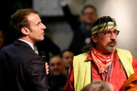 Macron con un rappresentante dei gilè gialli