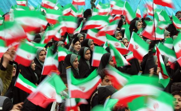 donne con bandiere iraniane