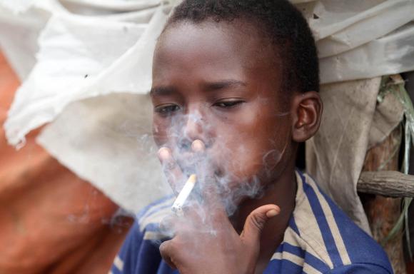 un enfant fumant une cigarette
