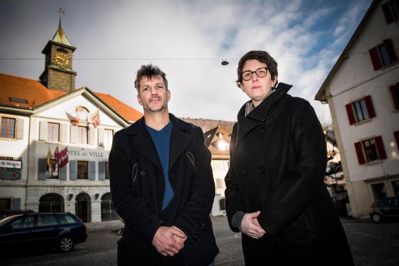 Oriane Grimm e Arnaud Forster davanti al municipio di Moutier.