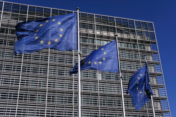 Bandiere europee sventolano davanti al palazzo della Commissione Ue a Bruxelles
