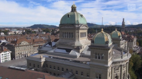 Vista aerea di Palazzo federale; obiettivo rivolto sulle cupole, la giornata è soleggiata