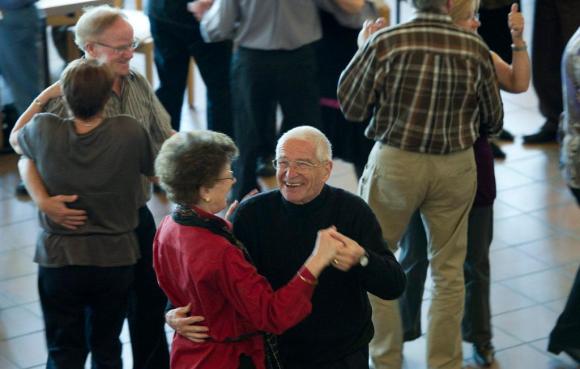Anziani che ballano a un incontro organizzato