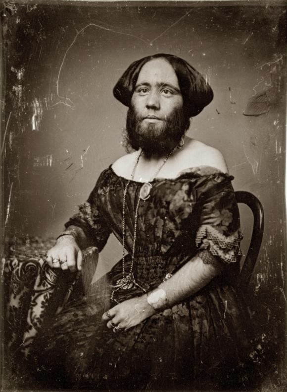 Foto d epoca di una donna con la barba