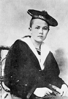 vecchia foto di donna vestita da marinaio