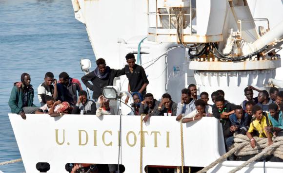 La barca Diciotti carica di migranti