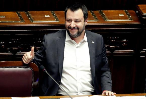 Salvini pollice alzato