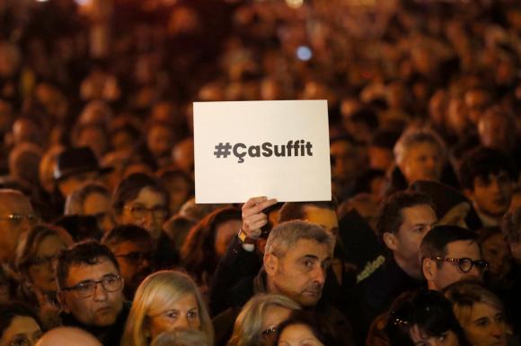 Folla, cartello con scritta #çasuffit