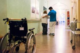 infermiere aiuta anziana a camminare