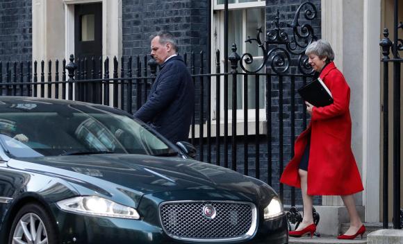 Theresa May lascia il numero 10 di Downing Street per recarsi a Westminster