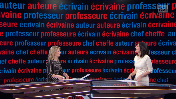 Due giornaliste in uno studio di telegiornale; alle loro spalle, nomi di mestieri in francese col corrispettivo femminile
