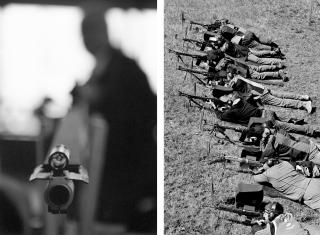 due foto affiancate: canna di fucili e uomini sdraiati che prendono la mira