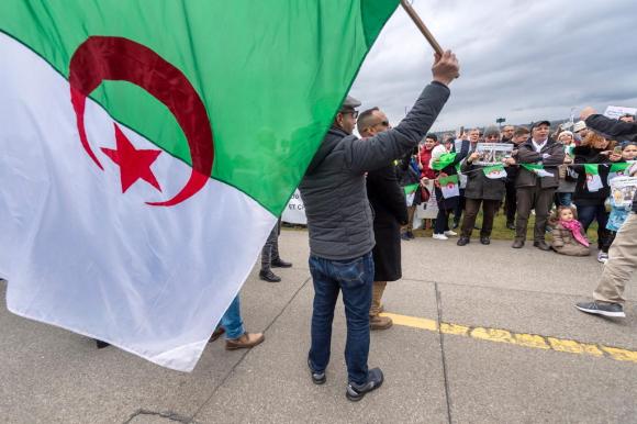 Manifeatanti bandiera algerina